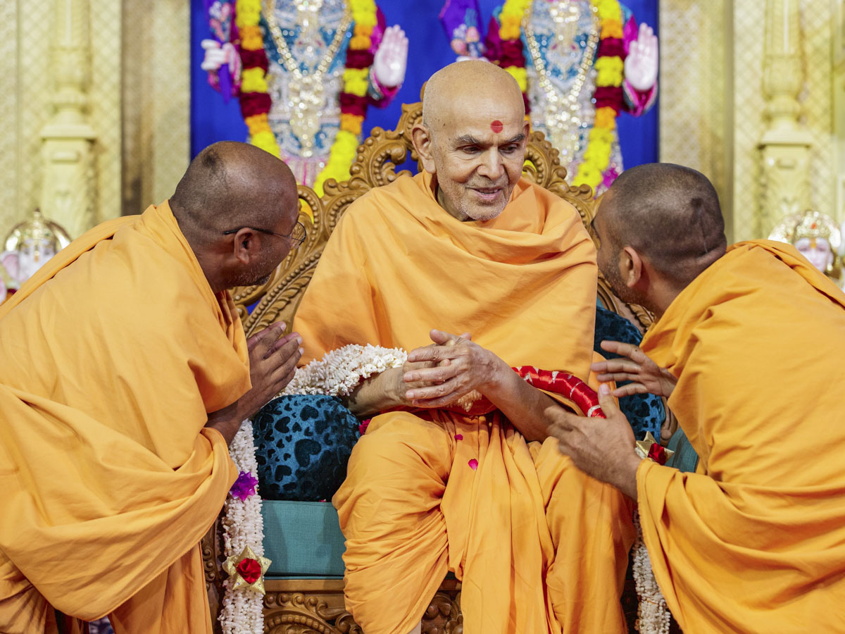 08 November 2017 - HH Mahant Swami Maharaj's Vicharan, Bochasan, India