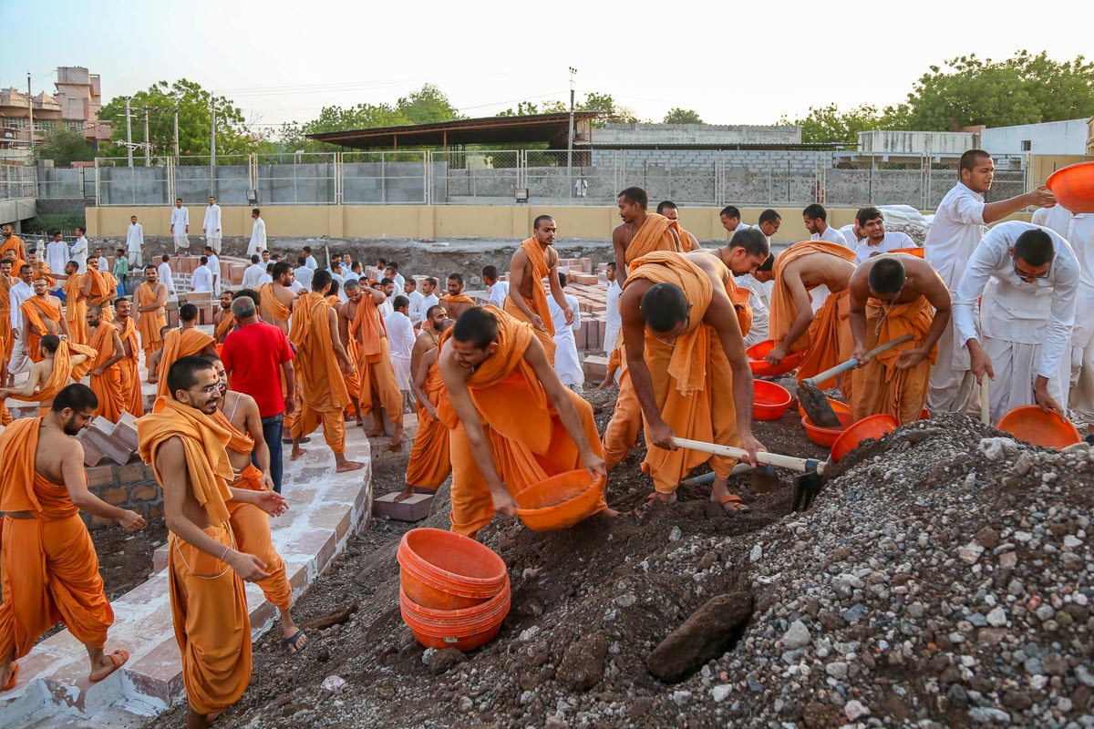 10 June 2019 HH Mahant Swami Maharaj s Vicharan Sarangpur India