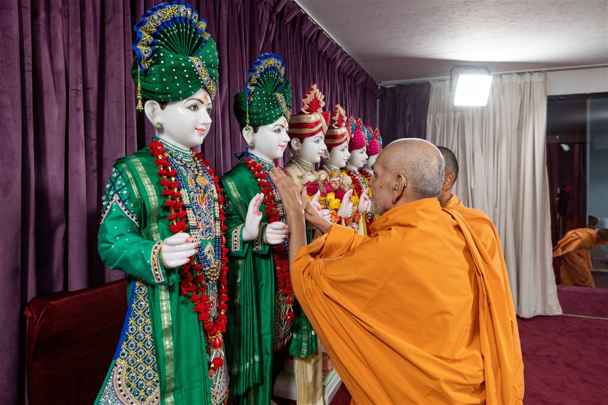 Murti Pratishtha by HH Mahant Swami Maharaj