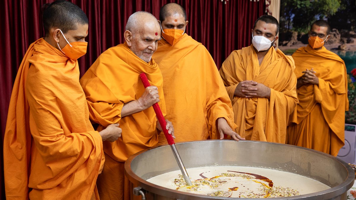 11 April 2024 - HH Mahant Swami Maharaj's Vicharan, Sarangpur, India